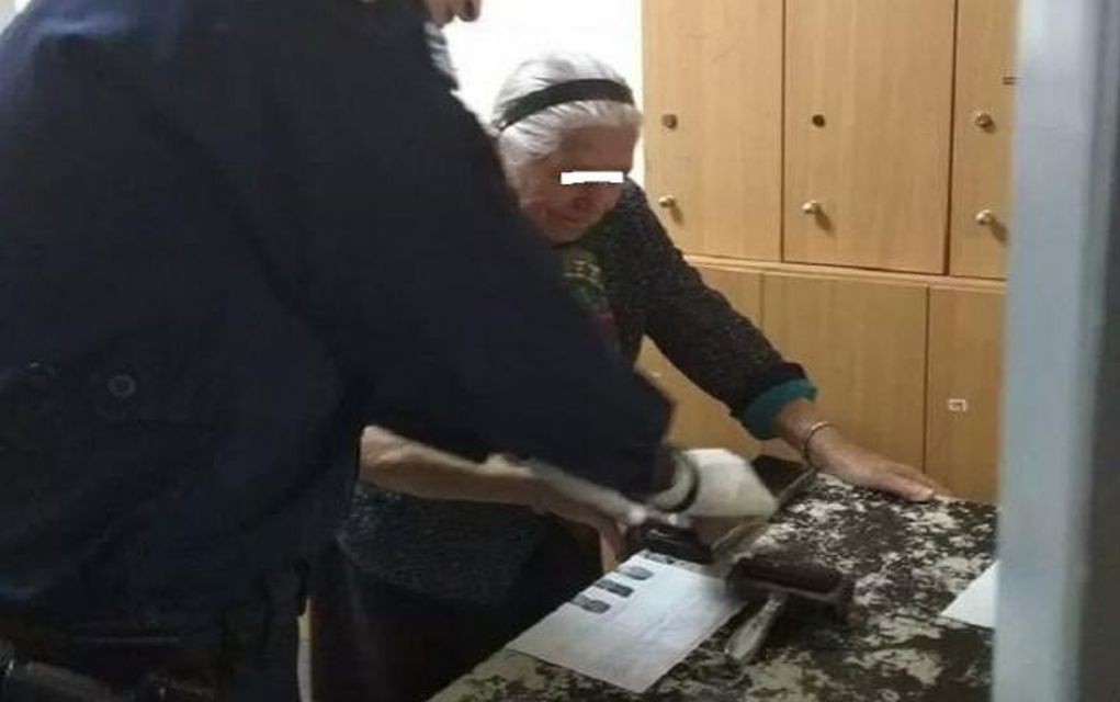 Πρόστιμο 2.600 ευρώ στην 90χρονη που πουλούσε κάλτσες στο δρόμο