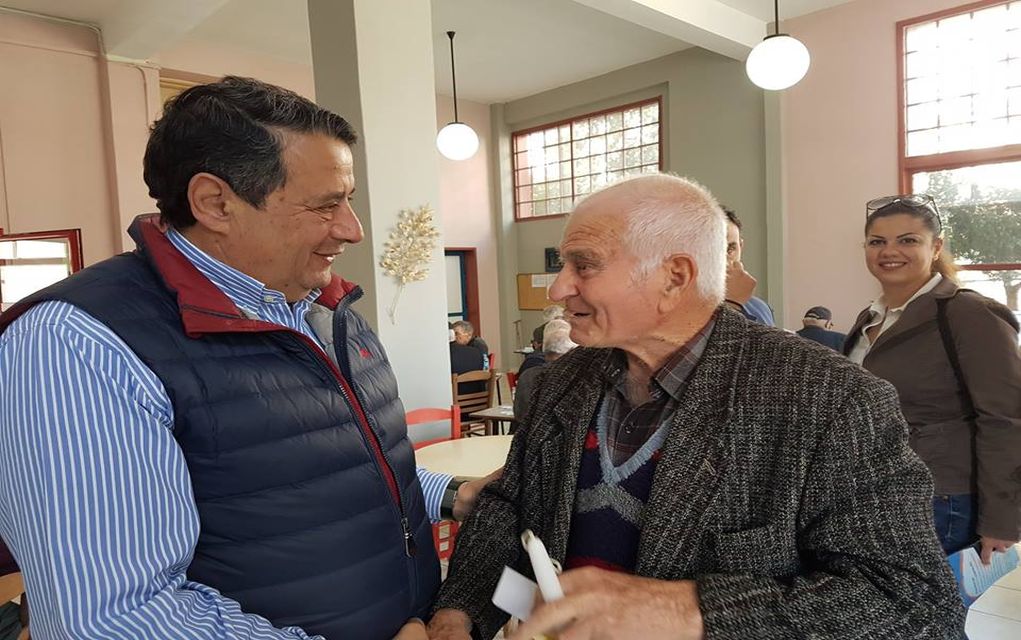 Μοίρασε λαμπάδες στα ΚΑΠΗ ο Γιάννης Καμαρινός! (pics)