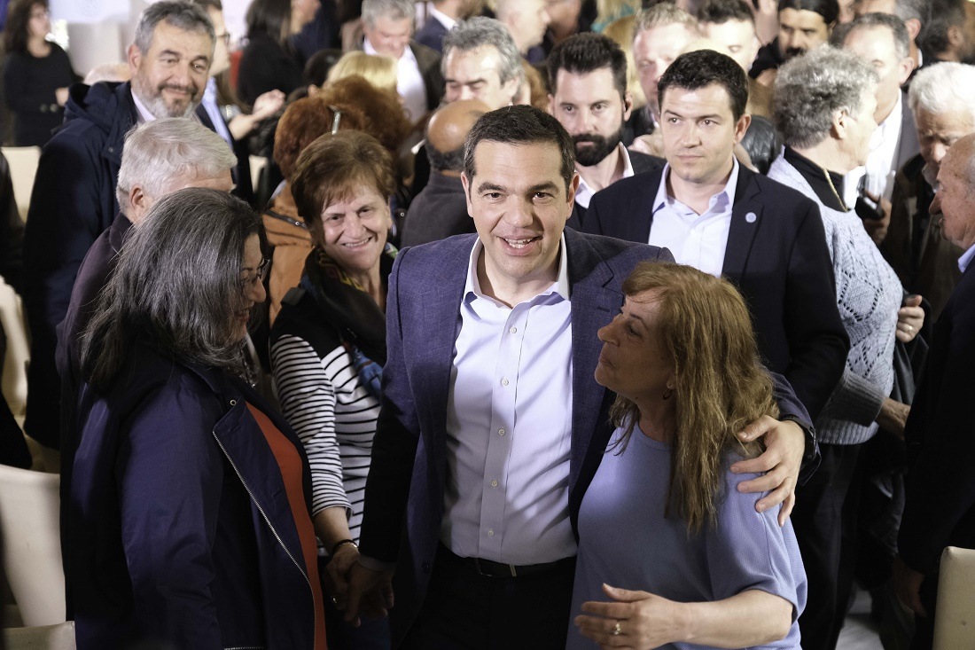 Ο Τσίπρας απαντά με παροχές για τη μεσαία τάξη