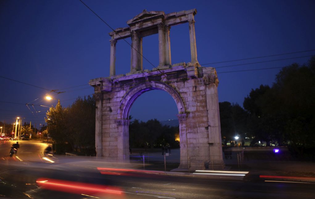 Η Αψίδα του Αδριανού “έγινε” μπλε