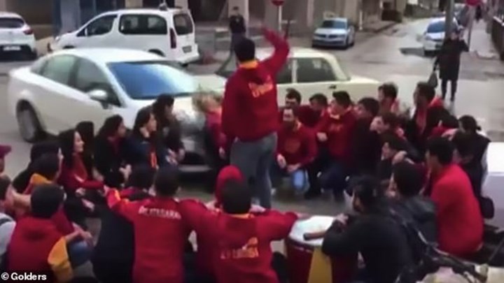 Αυτοκίνητο έπεσε πάνω σε οπαδούς της Γαλατάσαραϊ (vd)