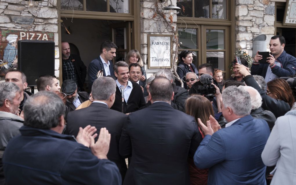 Στη Νάξο ο Μητσοτάκης – Τον υποδέχθηκαν με έναν… χορό Κοτσάκι!
