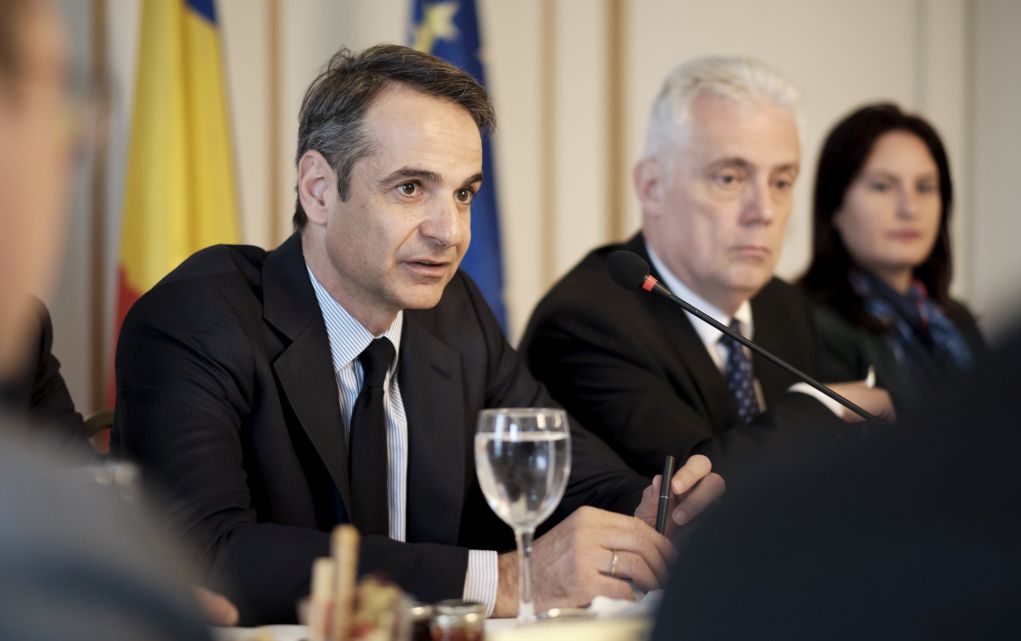 «Η κυβέρνηση υπονομεύει τη δημοκρατία»