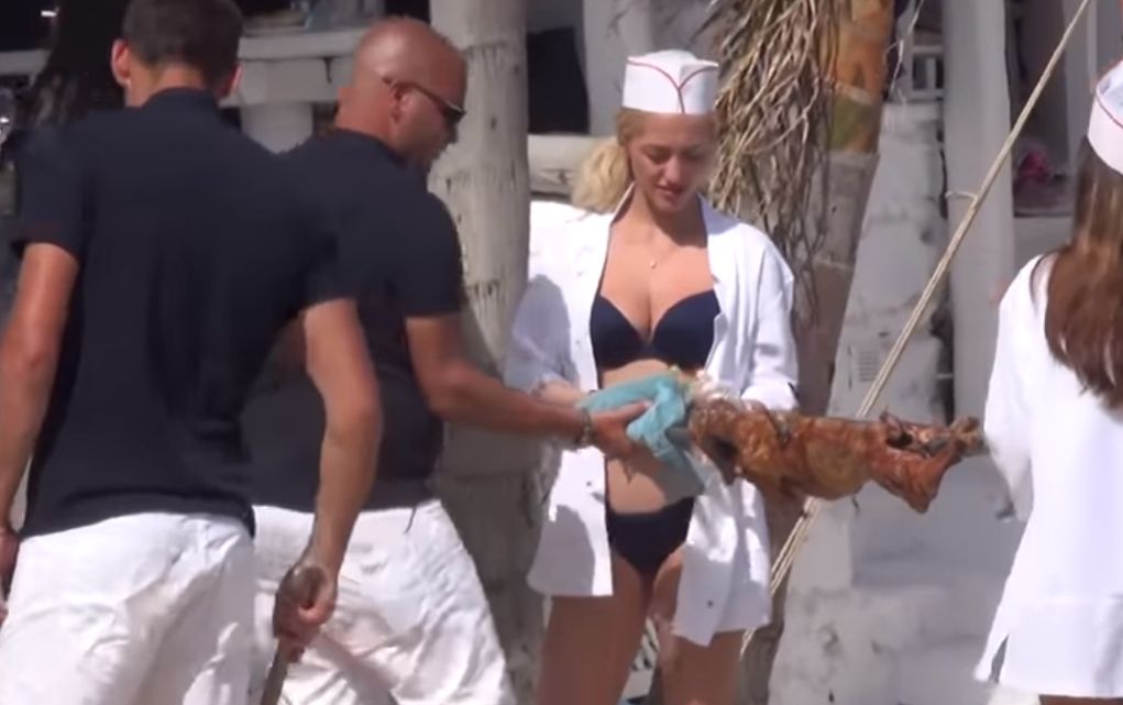 Με σούβλες και μπικίνι γιόρτασαν στο Nammos! (vd)