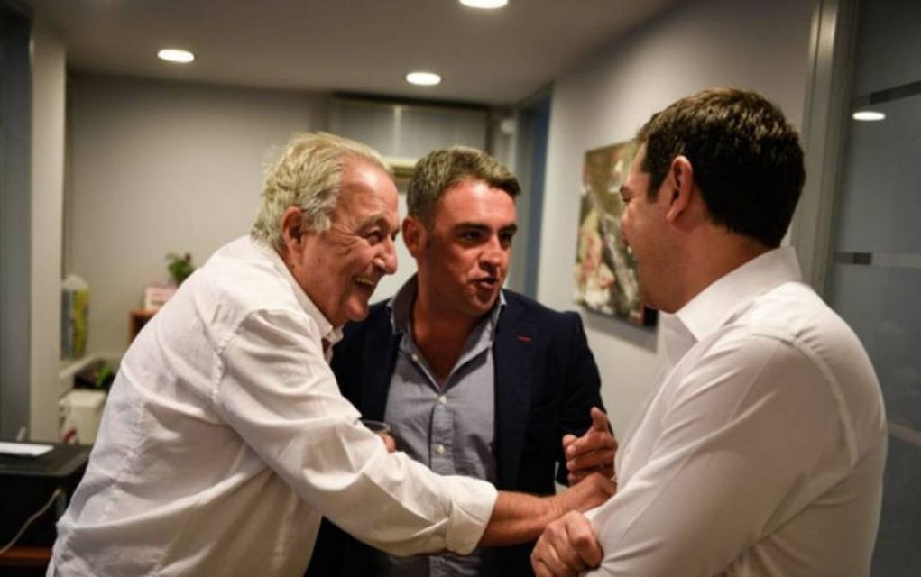 Η κυβέρνηση αποτάσσεται τον Πετσίτη