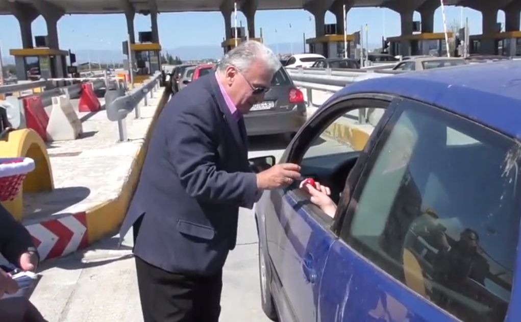 Ο Π. Ψωμιάδης τσούγκρισε αυγά με οδηγούς στα Μάλγαρα (vd)