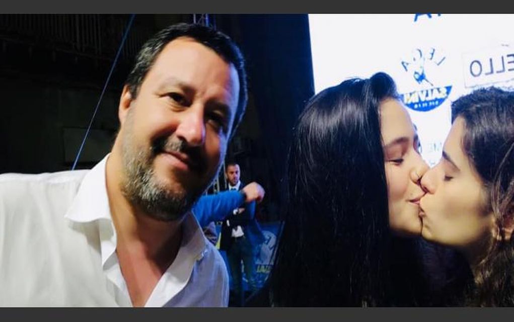 Ζήτησαν από τον Σαλβίνι να βγάλουν φωτογραφία και εκείνες φιλήθηκαν!