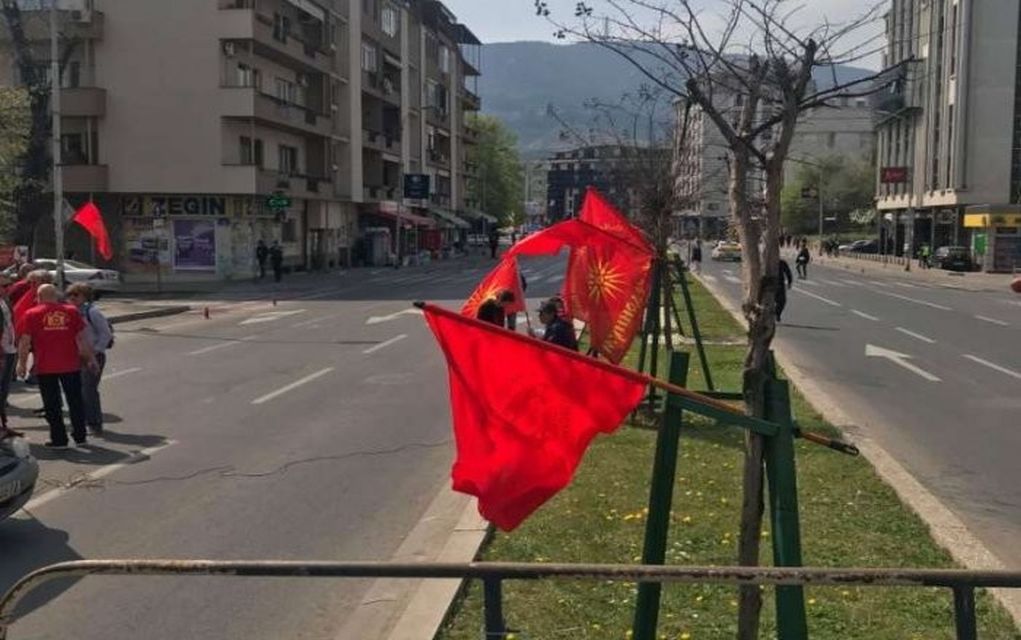 Σκόπια: Διαδηλωτές κρέμασαν σημαίες με τον ήλιο της Βεργίνας (pics)