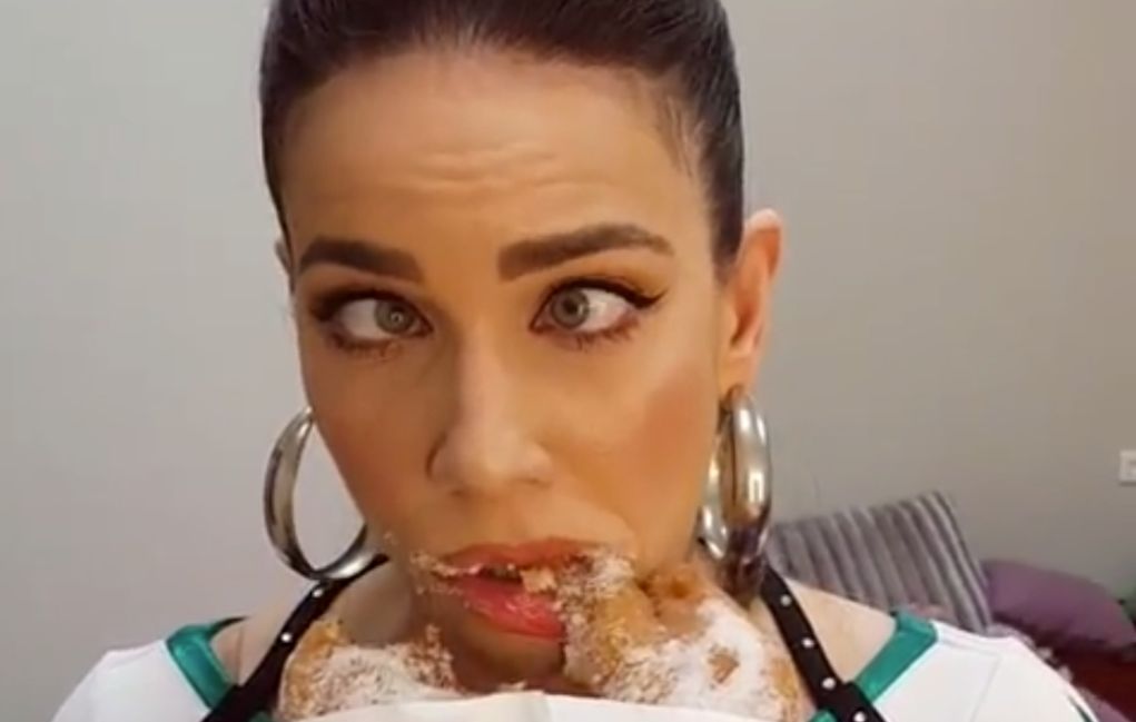 Η Στικούδη «τσακίζει» donut και γίνεται viral! (vd)