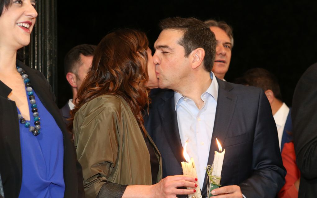 Το φιλί του Τσίπρα στη σύζυγό του, Περιστέρα Μπαζιάνα (pic)