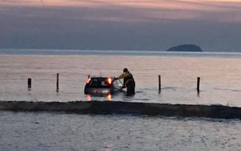 Γκαφατζής οδηγός ήθελε να παρκάρει στην παραλία και του πήρε το αμάξι η παλίρροια