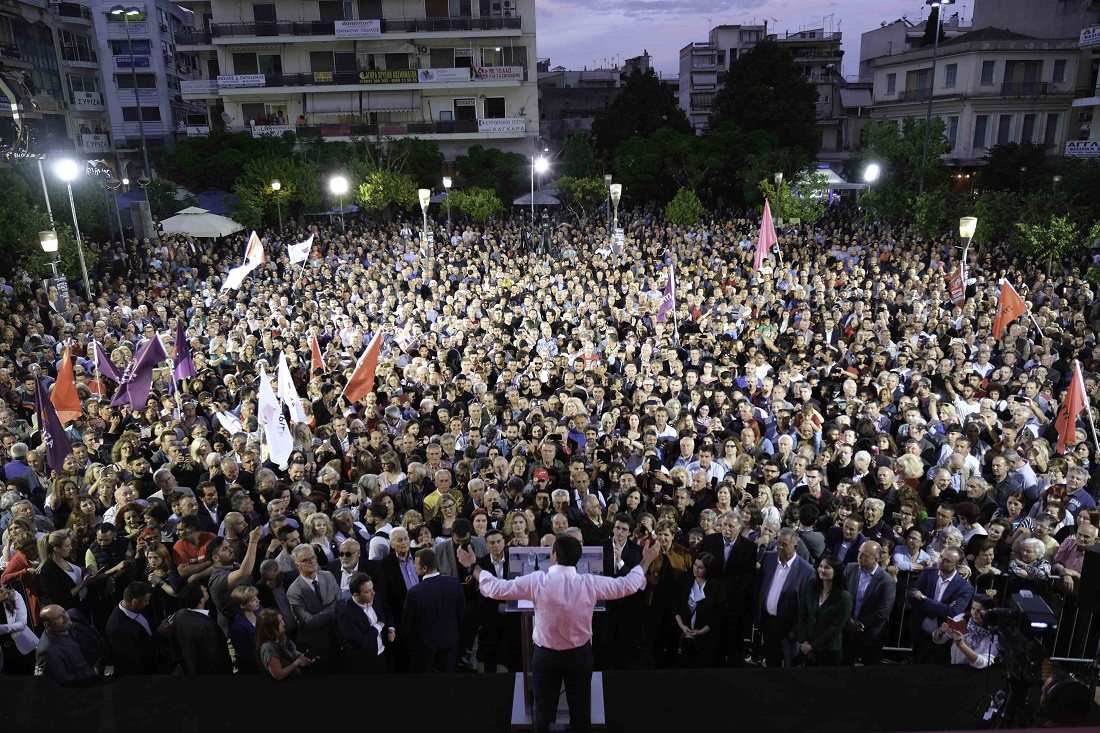 Το βλέμμα σε αυτούς που ψηφίζουν πάνω από την κάλπη