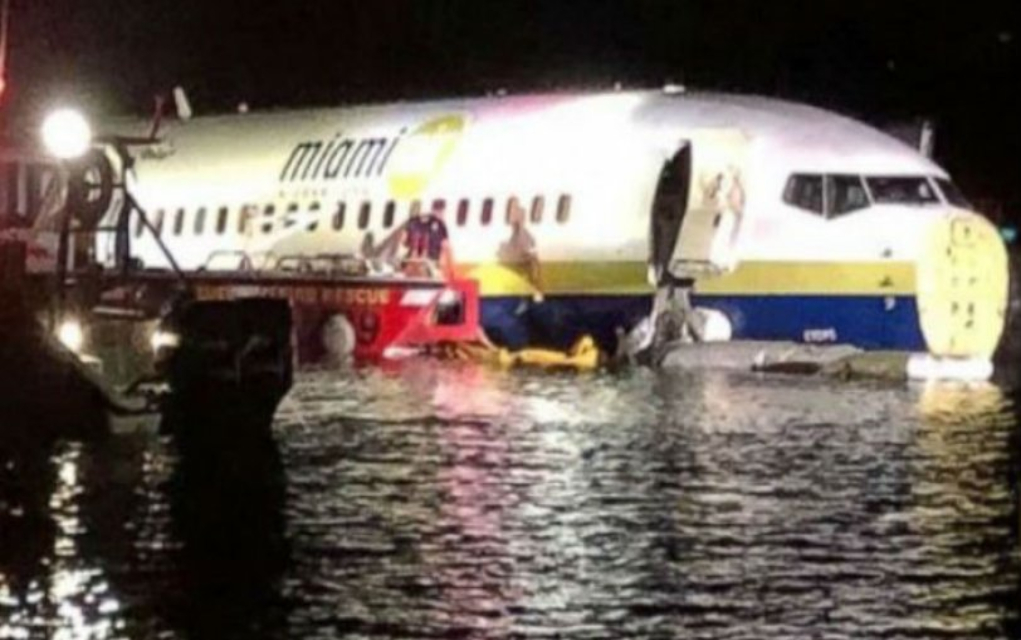 Ένα Boeing 136 κατέληξε σε ποτάμι, χωρίς να υπάρχουν θύματα