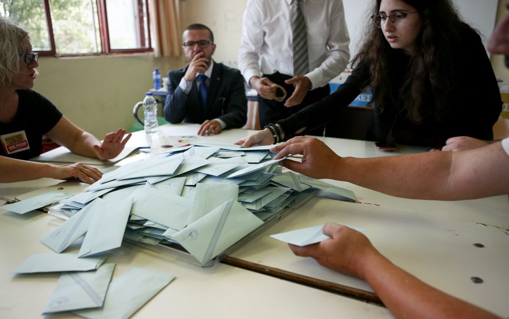Exit Poll 100%: Παγιώνει τη διαφορά υπέρ της η ΝΔ
