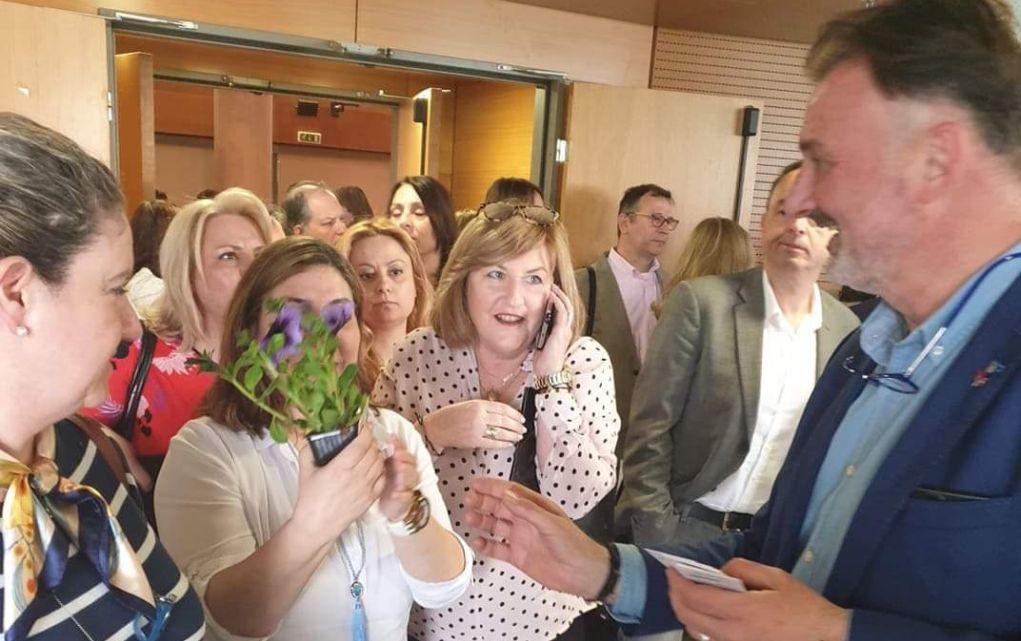 Λουλούδια στους εργαζομένους στο δημαρχείο μοίρασε ο Γάκης