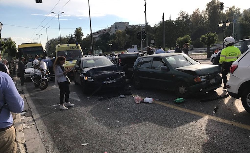 Θεσσαλονίκη: Καραμπόλα με πέντε οχήματα στον Περιφερειακό