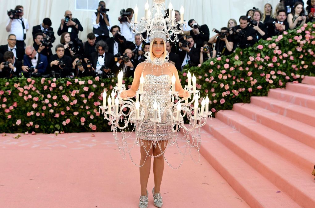 Met Gala: Η καυτή Ραταϊκόφσκι και ο… πολυέλαιος Κέιτι Πέρι! (pics)