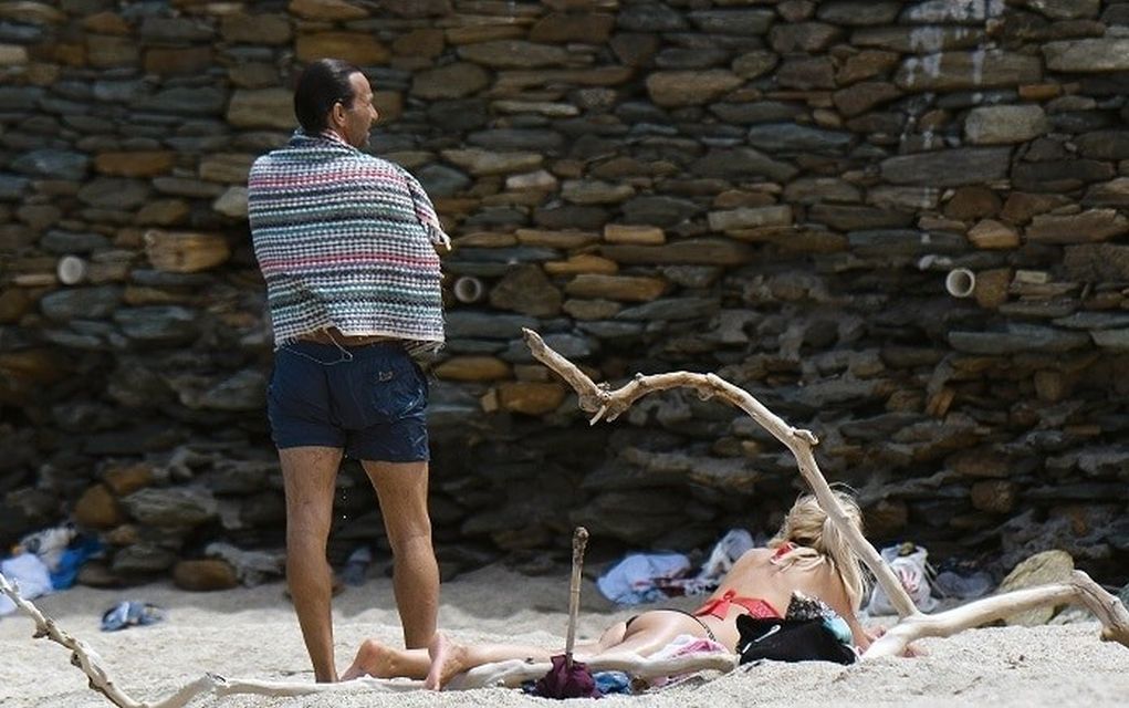 Η Μενεγάκη δροσίζεται με «καυτό» μπικίνι σε παραλία! (pics)