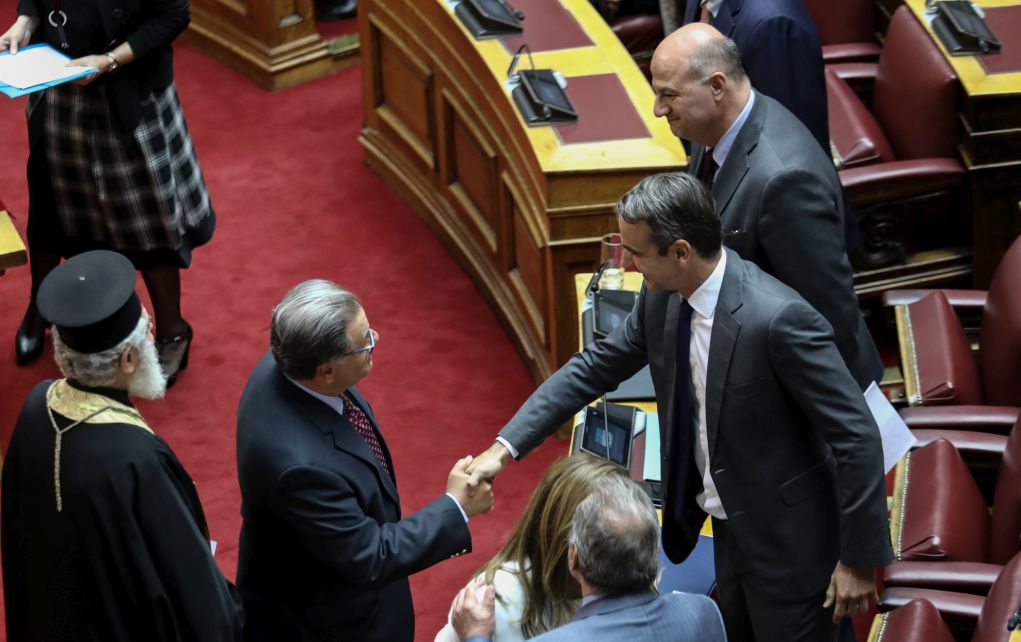 Το χαμόγελο Μητσοτάκη σε Παναγιωτόπουλο και Ράπτη