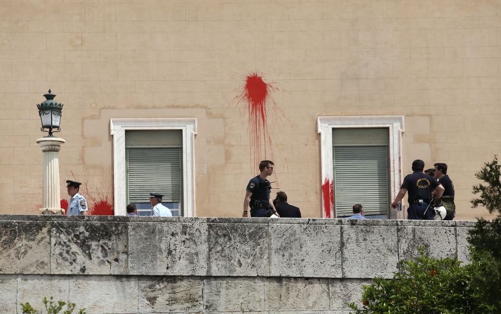 Επίθεση με μπογιές και καπνογόνα στη Βουλή