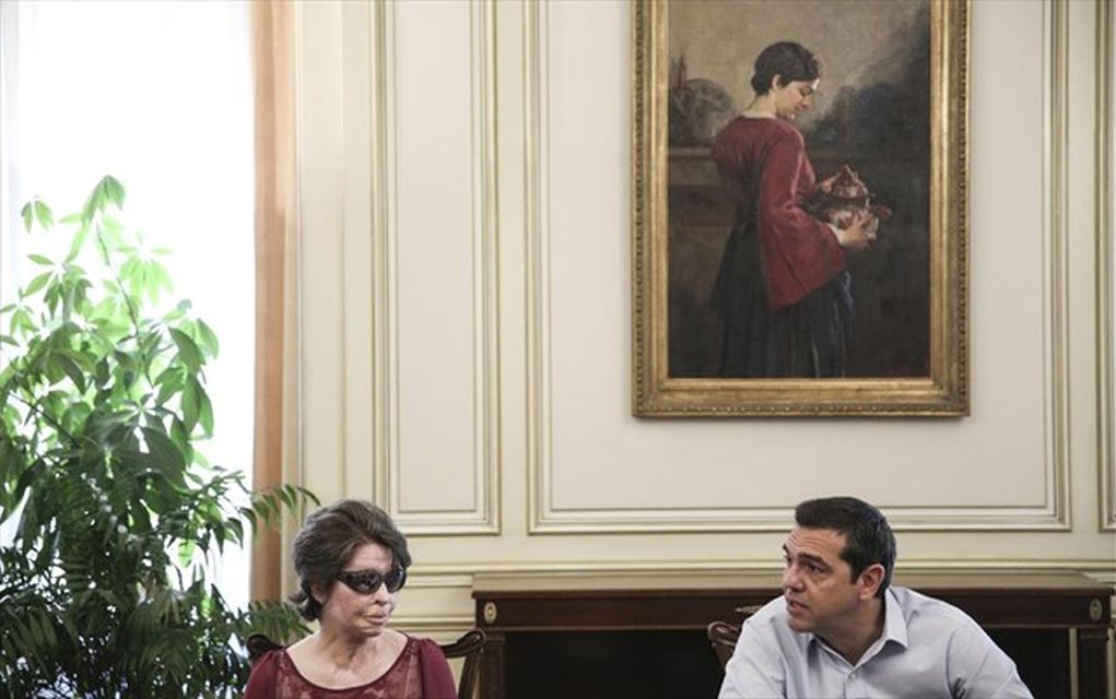 Ο Τσίπρας υπόσχεται αύξηση 10% στους μισθούς των σχολικών καθαριστριών