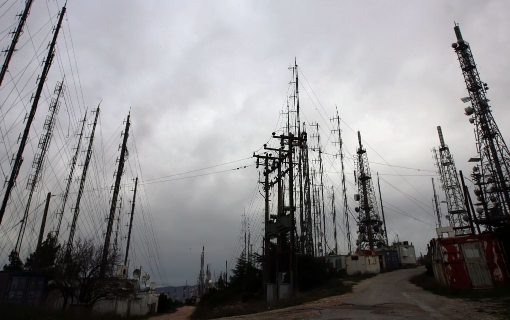 Ωραιόκαστρο: Άνδρας ανέβηκε σε κεραία και απειλεί να πέσει