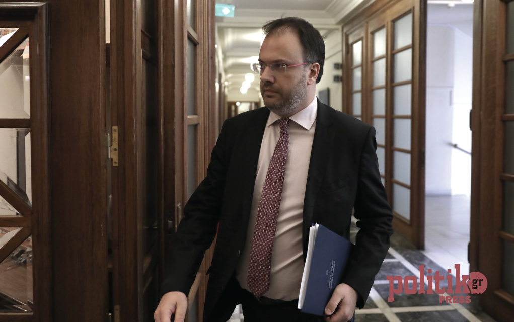 Θεοχαρόπουλος σε Κασσελάκη: «Δεν υπήρχαν και δεν υπάρχουν αυλικοί των τραπεζών μέσα στο κόμμα»