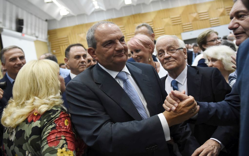Με δημόσιες παρεμβάσεις “απαντά” στα σενάρια αποχώρησης του