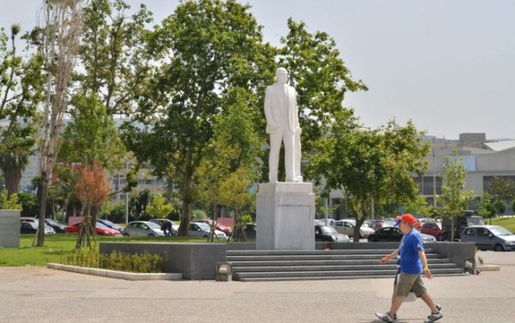 Έγραψαν βρισιές στο άγαλμα του Κ. Καραμανλή στη Νέα Παραλία (pic)