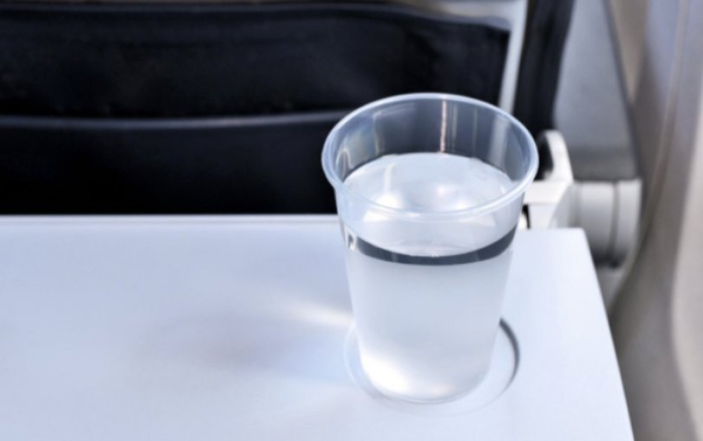 Έκανε αγωγή σε αεροπορική εταιρεία επειδή αρνήθηκαν να της δώσουν νερό επί μία ώρα