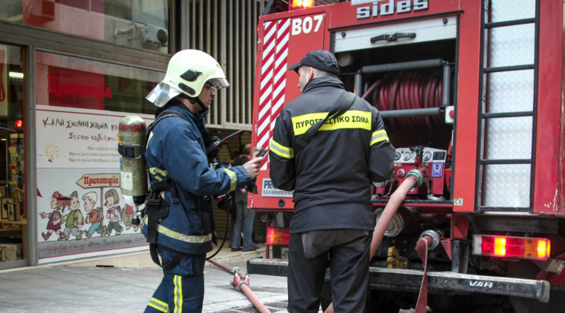 Π. Φάληρο: Υπό μερικό έλεγχο η φωτιά στο διαμέρισμα – Απεγκλωβίστηκαν δύο γυναίκες