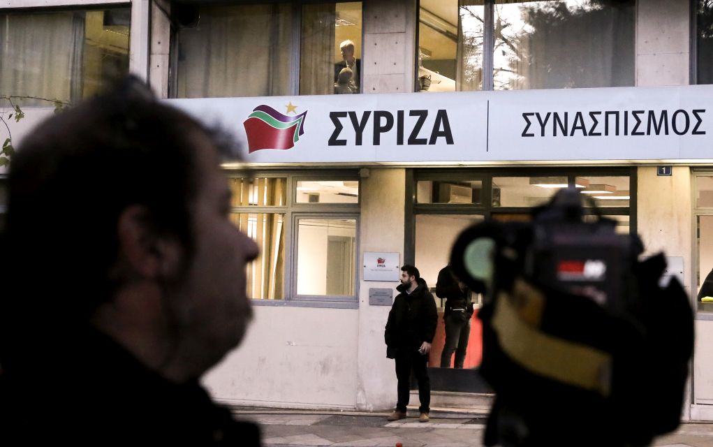 Επίθεση με μπογιές και πέτρες στα γραφεία του ΣΥΡΙΖΑ στο Φάληρο
