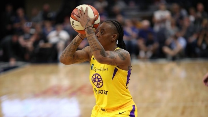 Δέκα αγωνιστικές σε παίκτρια του WNBA που σημάδεψε την πρώην της με όπλο