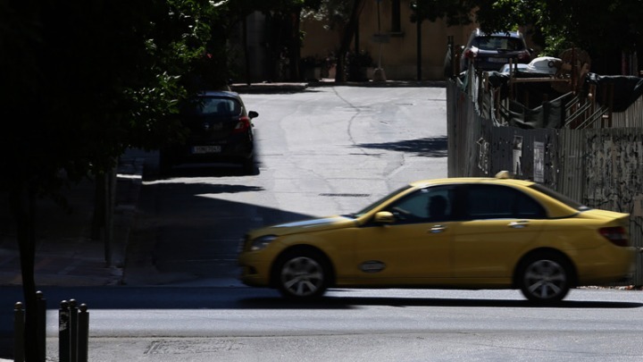 Συνελήφθησαν 11 οδηγοί ταξί κατηγορούμενοι για επέμβαση στις ταμειακές μηχανές των οχημάτων τους