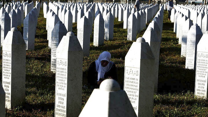 Πολύ περιορισμένη η ευθύνη του ολλανδικού κράτους για το θάνατο εκατοντάδων ανδρών στη σφαγή της Σρεμπρένιτσα