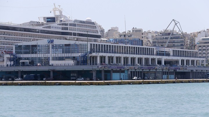 Κατέρρευσε παλιός ταινιόδρομος στο λιμάνι του Πειραιά από τον σεισμό