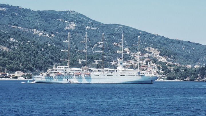 Το κρουαζιερόπλοιο Club Med 2 στο λιμάνι του Βόλου