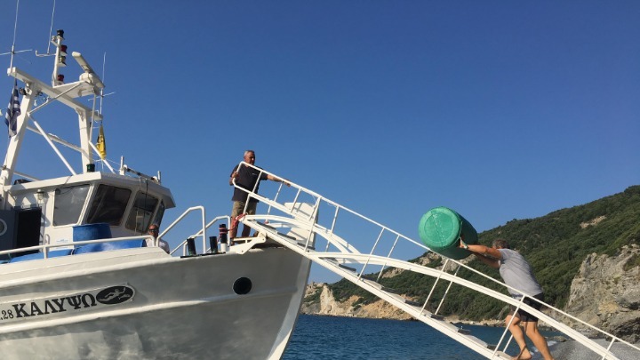 Πυρασφάλεια με ξεβρασμένα βαρέλια από μυδοκαλλιέργειες στη Σκιάθο