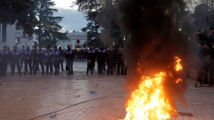 Αλβανία: Ανατίναξαν το μνημείο του Θύμιου Λώλη