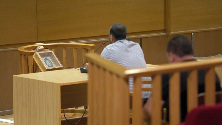 «Εγώ δεν θυμάμαι τίποτα για τρικάκια», υποστήριξε ο ταμίας της Τοπικής Νίκαιας κατά την απολογία του στη δίκη της Χρυσής Αυγής