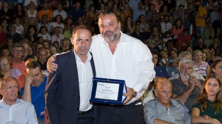 O Μάριος Ηλιόπουλος βραβεύεται για τη συνολική προσφορά του στους πληγέντες της εθνικής τραγωδίας στο Μάτι