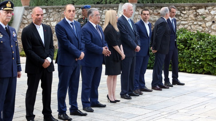 Ποιον πολιτικό αρχηγό συνόδευσε στο Προεδρικό Μέγαρο ο… Διονύσης Σαββόπουλος (pic)