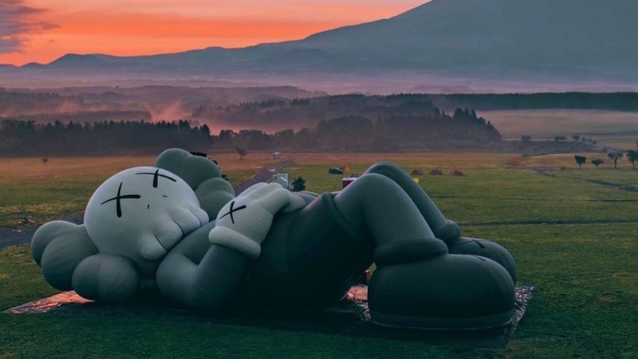 Το Kaws:Holiday έφτασε στο ηφαίστειο Φουτζιγιάμα