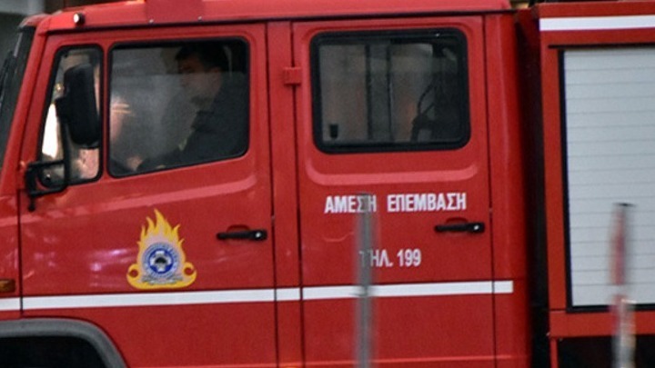 Υπό μερικό έλεγχο η πυρκαγιά σε δεξαμενή υγρών καυσίμων στη Ν. Μαγνησία