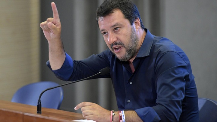 Ο Σαλβίνι απαγορεύει την αποβίβαση 135 μεταναστών από ένα σκάφος της ιταλικής ακτοφυλακής που τους διέσωσε