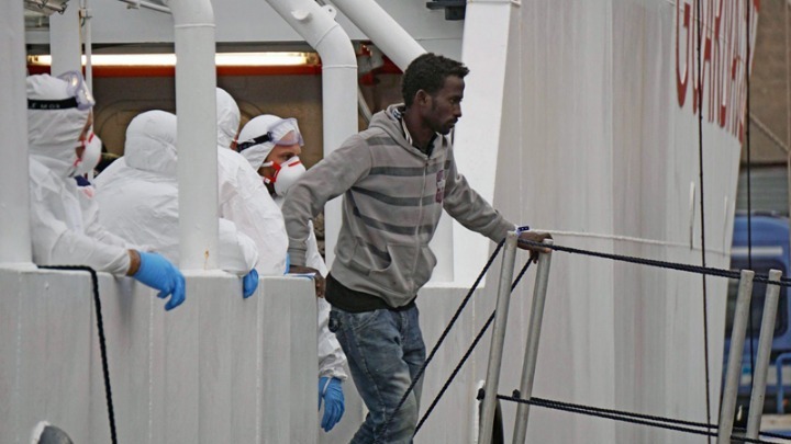 Ιταλία: Οι αρχές επέτρεψαν σε 16 ανήλικους μετανάστες να αποβιβαστούν από το σκάφος Gregoretti της ακτοφυλακής