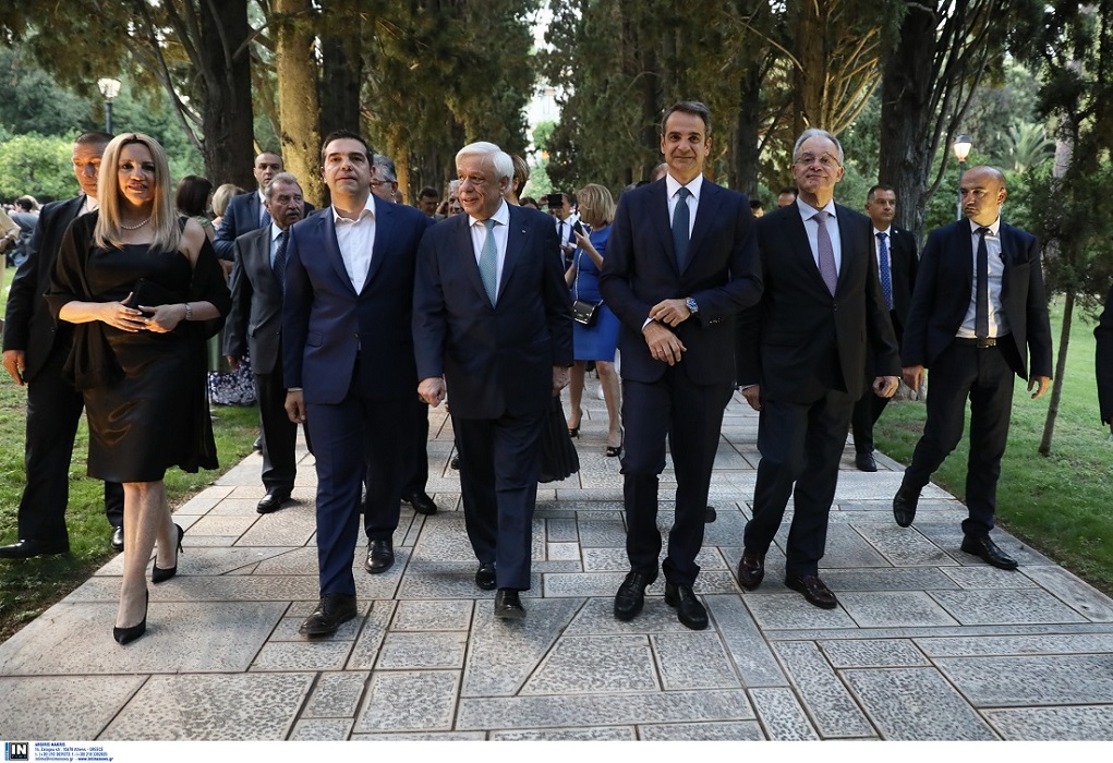 Γιατί ο Τσίπρας αφήνει στην ησυχία του τον Παυλόπουλο