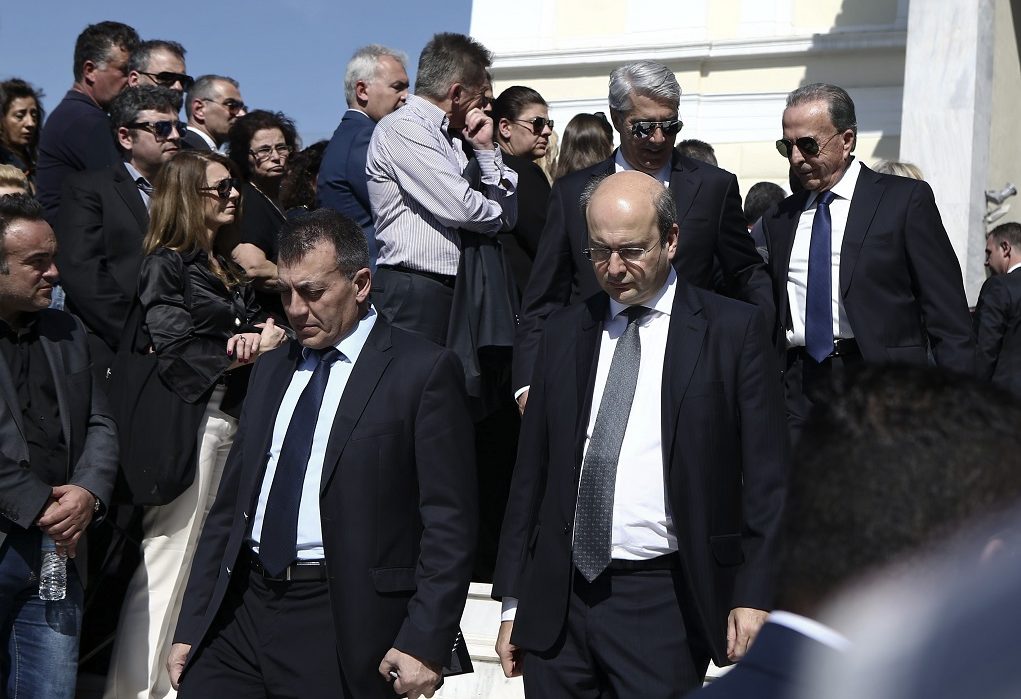 Στο πυρ το εξώτερον Βρούτσης-Χατζηδάκης!