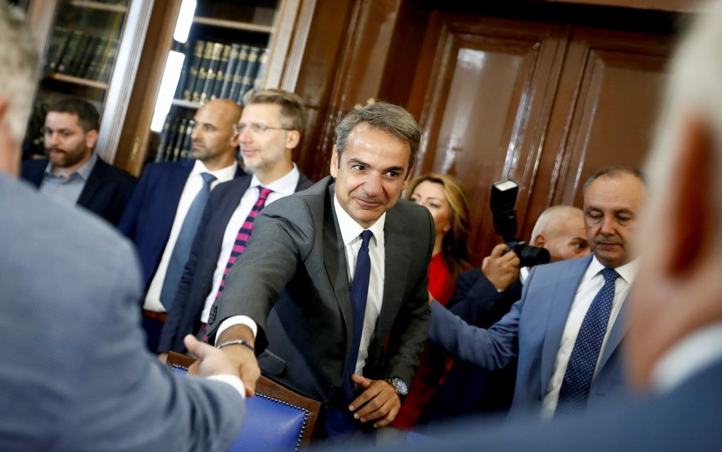 Τους χαιρέτησε όλους έναν προς έναν (vd)