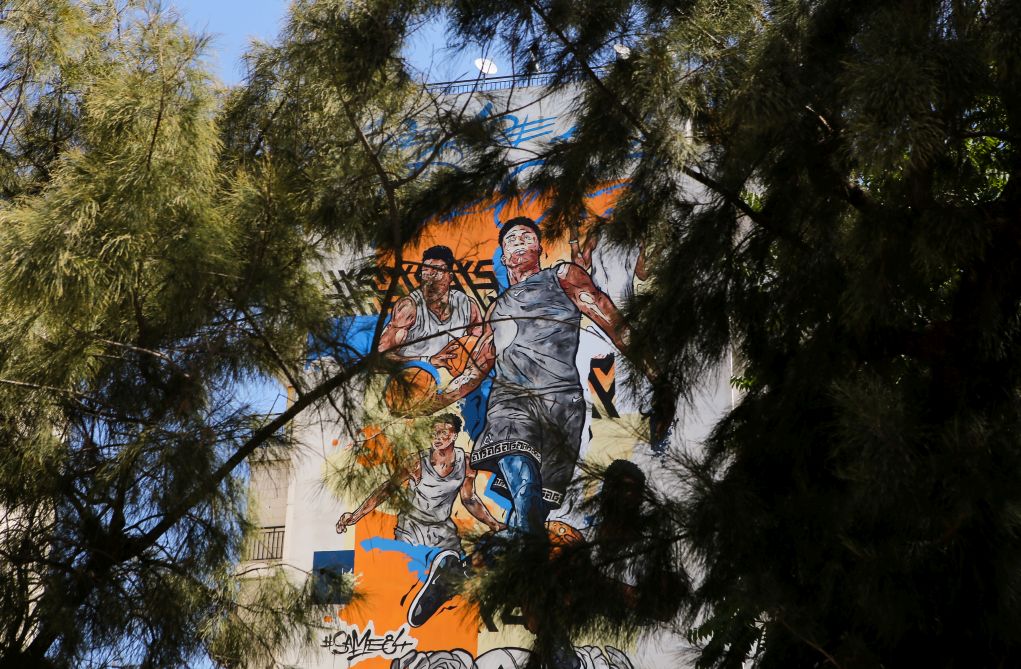 Γκράφιτι για τα αδέρφια Αντεντοκούμπο σε πολυκατοικία στα Σεπόλια
